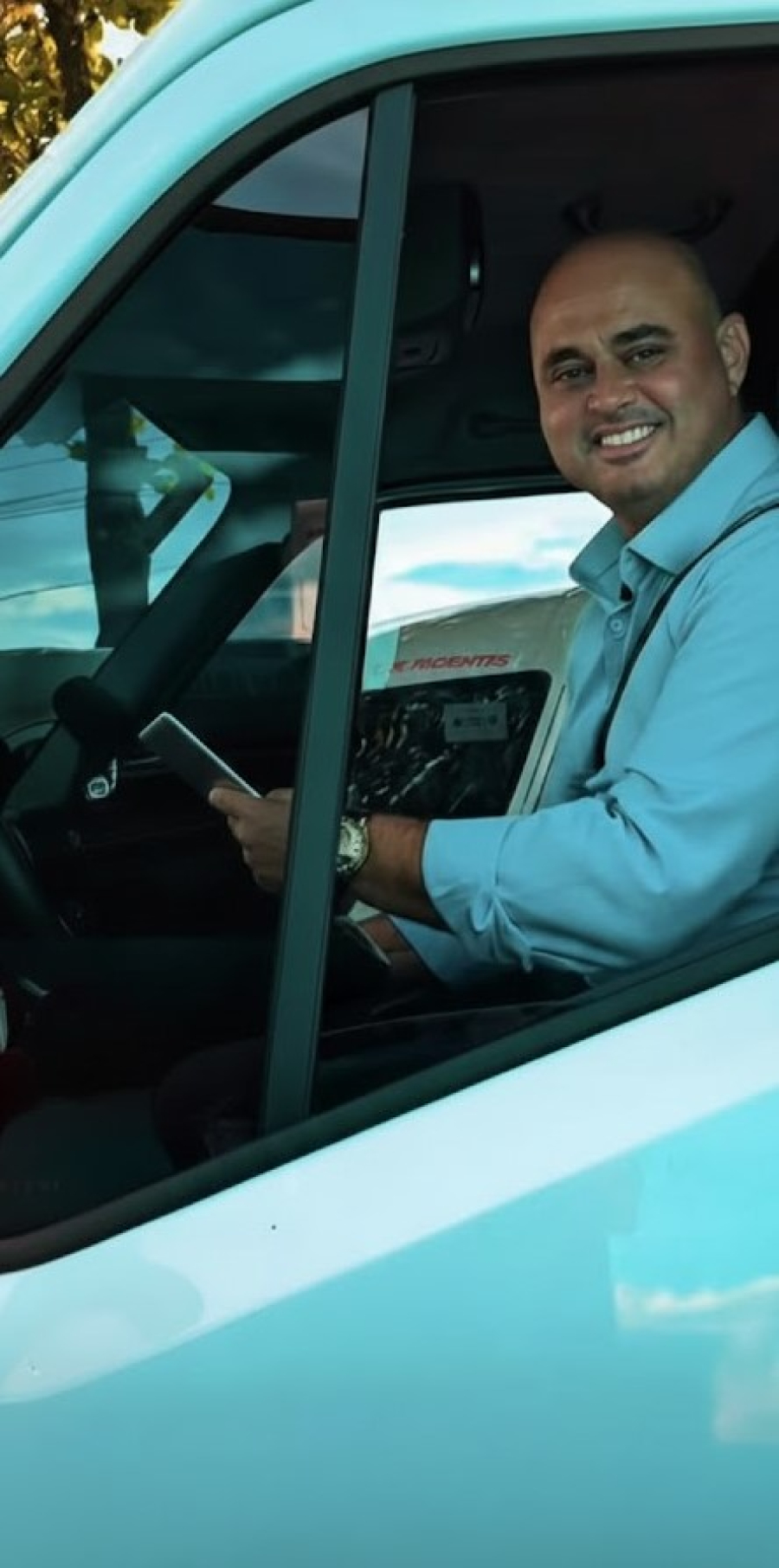 Três Rios reforça transporte da saúde com chegada de sete vans zero quilômetro